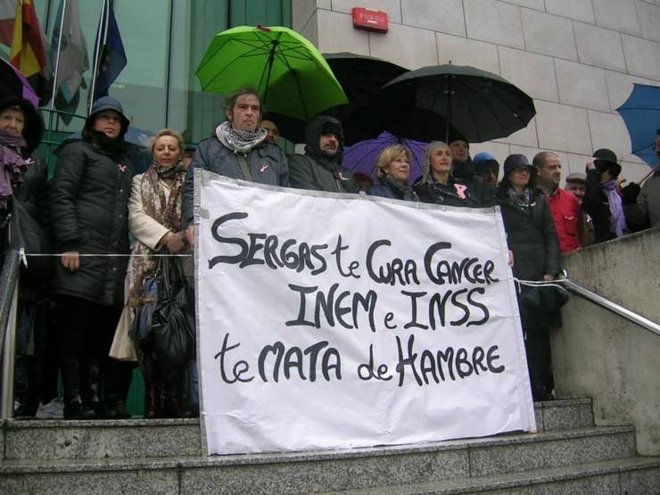 Protesta de Beatriz Figueroa ane a sede da Seguridade Social 