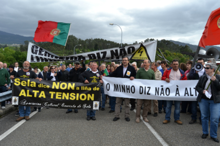Manifestación internacional de galegos e portugueses contar unha liña de alta tensión 