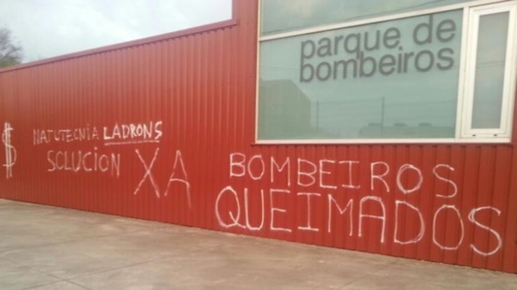 Pintadas nos parques de bombeiros de Cee contra a empresa Nanutecnia