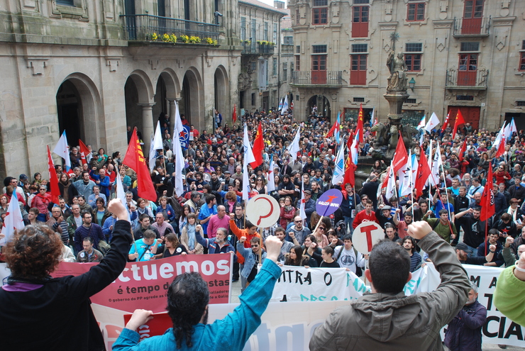 Cantando o himno nunha manifestación da CIG o Primeiro de Maio en Santiago