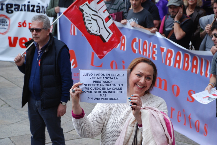 Muller parada na manifestación de UXT e CCOO nun Primeiro de Maio en Santiago