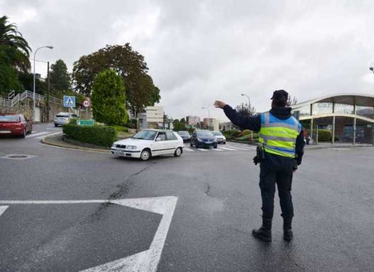 Un policía local  dirixe o tráfico