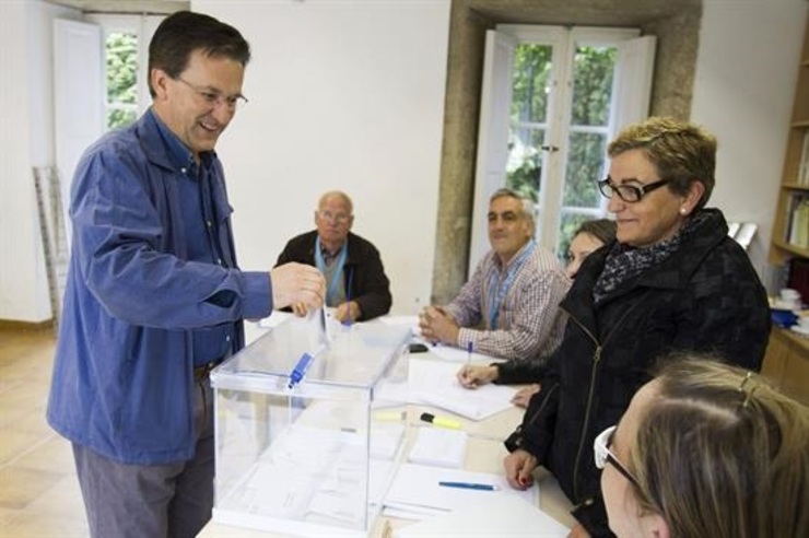 Xavier Vence, ex líder do BNG, exercendo o seu dereito ao voto