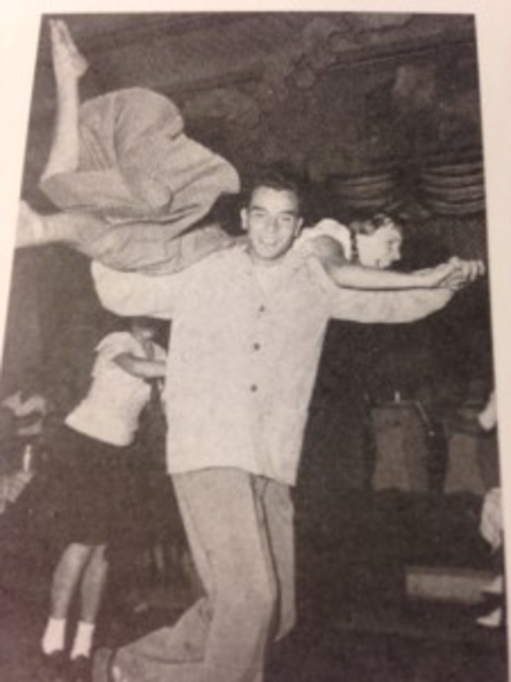 Yves bailando