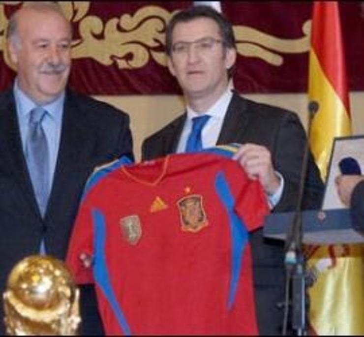 Feijóo recibe unha camisola da Selección Española de mans de Vicente del Bosque 