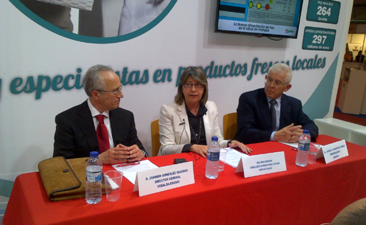 Sinatura do acordo entre Vegalsa_Eroski e AGACA en presenza de Rosa Quintana