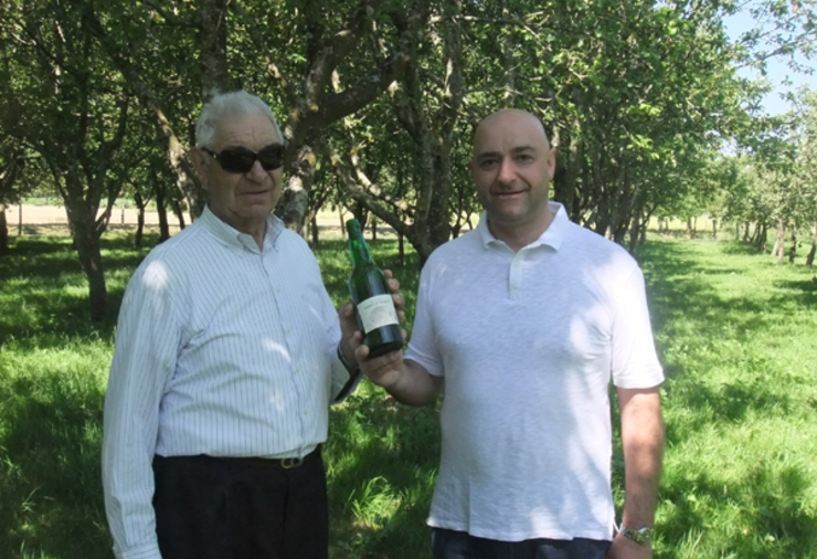 Orlando Villamayor co seu pai entre as maceiras da familia