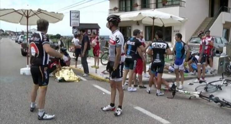 Un grupo de ciclistas, tras ser atropelados. 