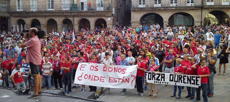 Concentración de seareiros na Praza Maior de Ourense. 