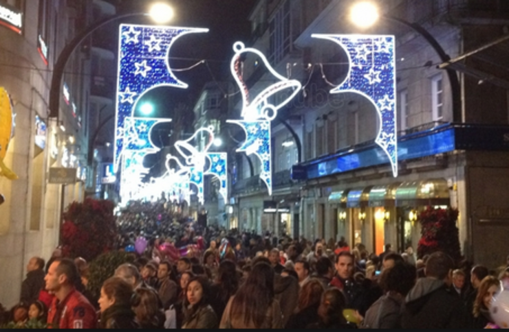 A Rúa Príncipe de Vigo, principal arteria de comercio desta cidade, ateigada polas compras de Nadal 