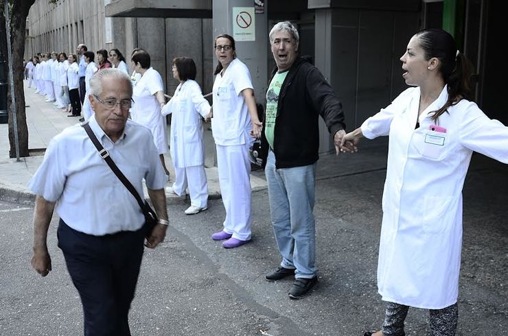 Cadea de profesionais do Sergas diante do CHUS, en Santiago