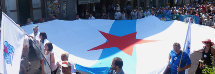 Bandeira galega nunha manifestación do BNG