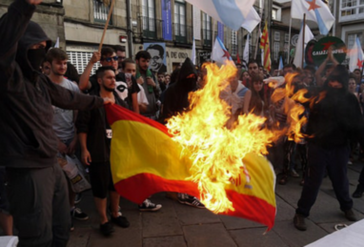 Queima dunha bandeira de España na Praza do Toural tras a marcha da mocidade independentista a véspera do Día da Patria de 2014 