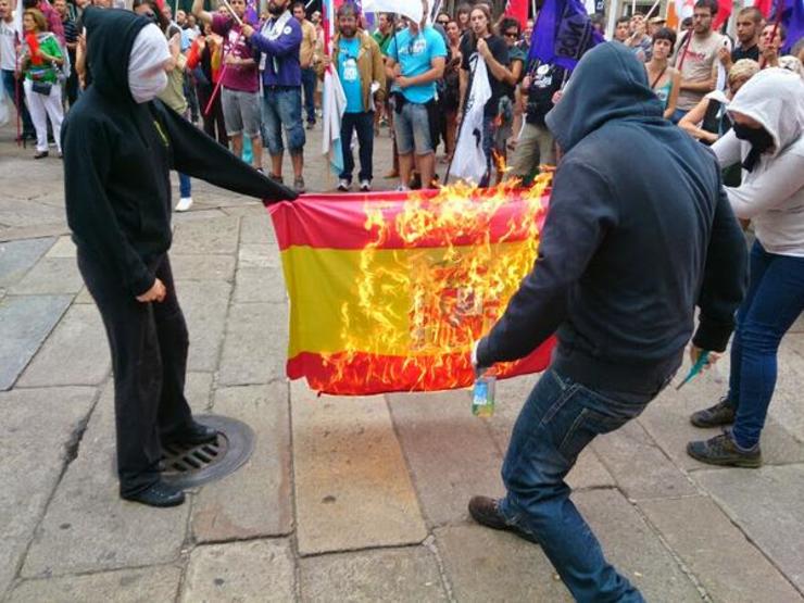 Bandeira queimada tras o acto de NOS UP o 25 de Xullo