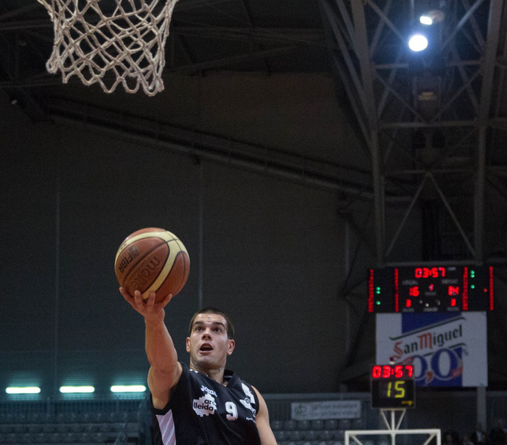 Álex Llorca, entrando a canastra co Lleida. 