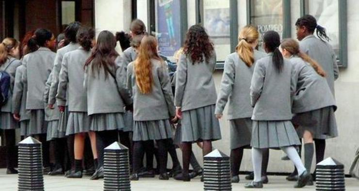 Estudantes dun colexio vestidas con uniforme