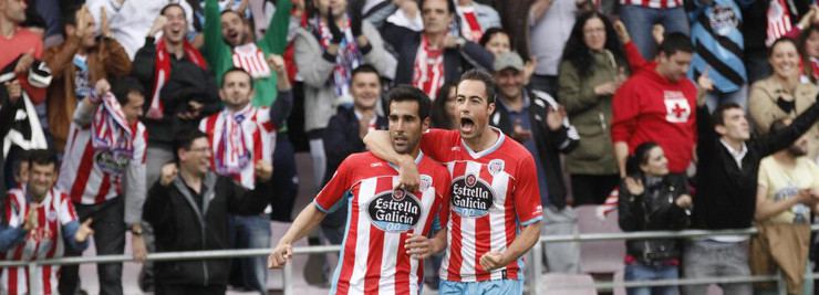 Pita e Pavón celebran un gol coa afección no Anxo Carro. 