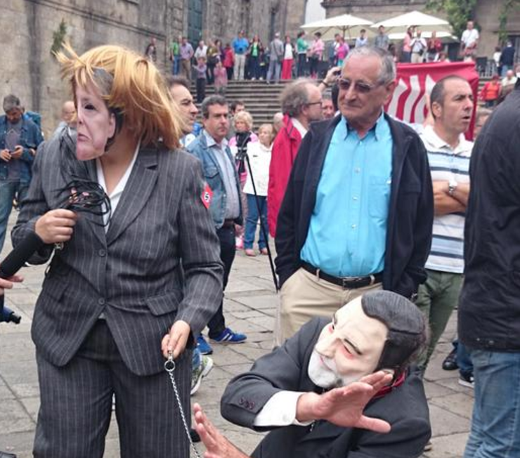 Dous cidadans disfrazados protestan na visita de Merkel e Rajoy a Santiago 