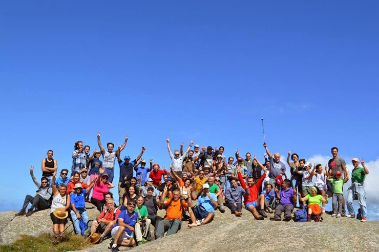 Asistentes a un roteiro do Monte Pindo una ano despois do incendio que o calcinou 