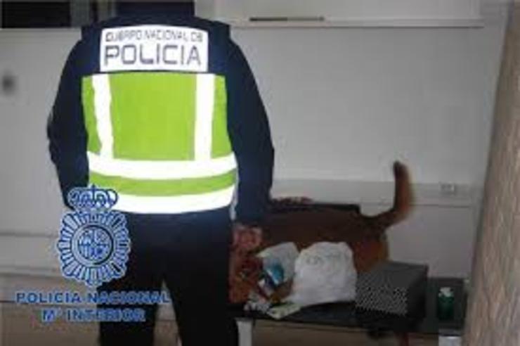 Un axente da Policía nun operativo antidroga / Arquivo