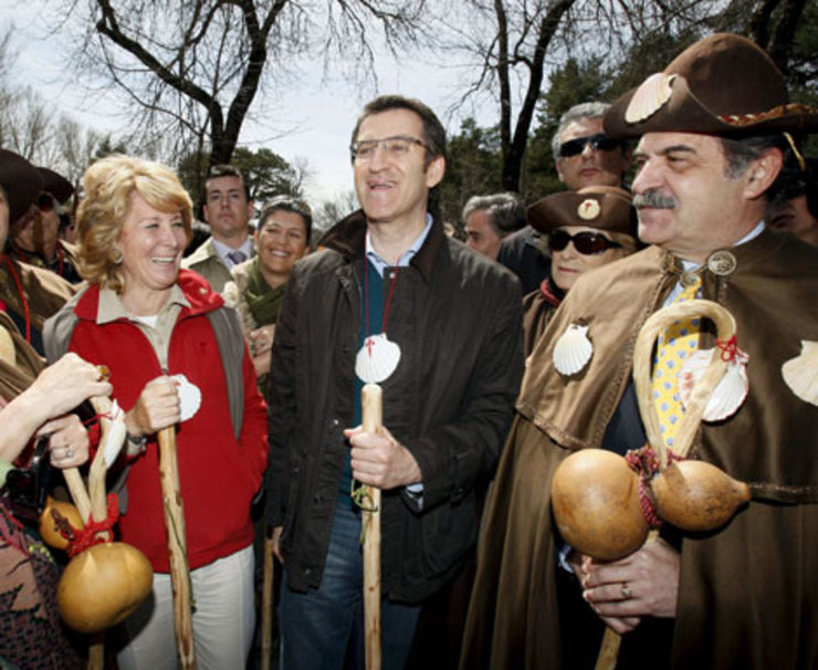 Feijóo co típico bastón e cuncha de peregrino nun pequeno tramo que fixo coa ex presidenta da comunidade de Madrid, Esperanza Aguirre