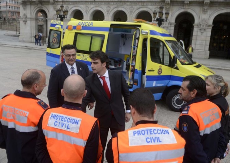Efectivos de Protección Civil co ex presidente da Deputación da Coruña, Diego Calvo