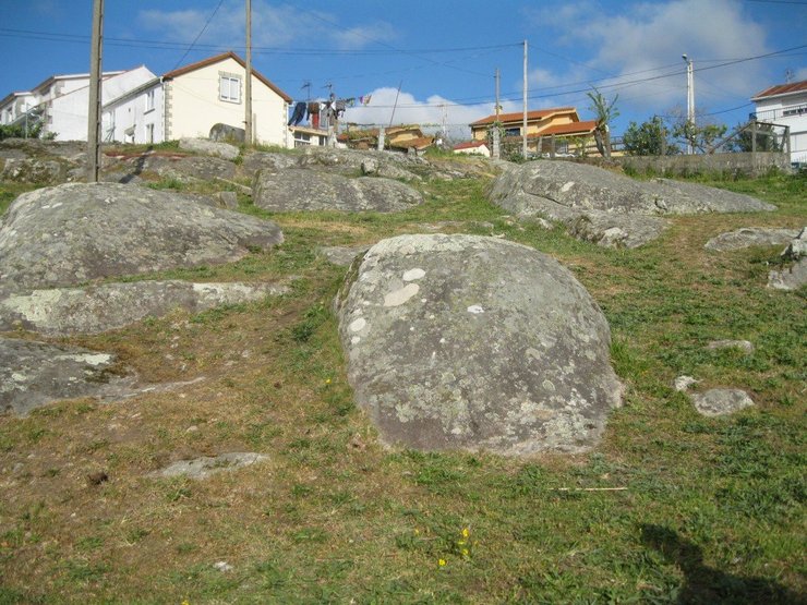 Pedra dos Ballotes, próxima aos petroglifos de Meadelo 