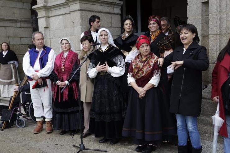 Lara Méndez con membros da Asociación do Traxe Galego