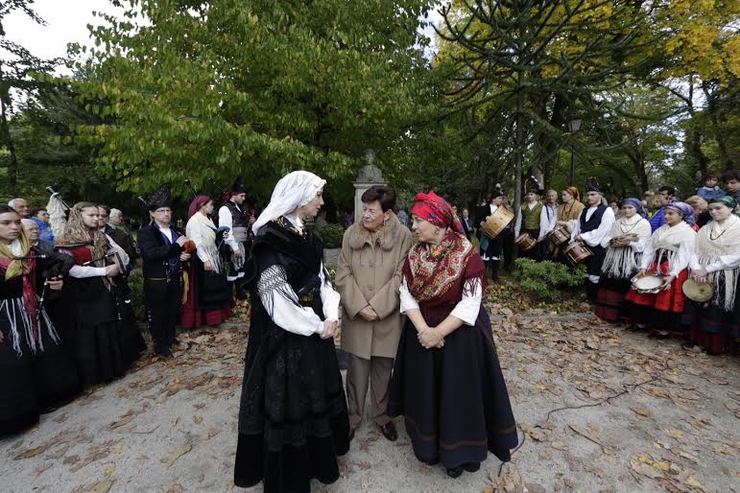 Lara Méndez, vestida co traxe tradicional, nunha homenaxe a Rosalia de Castro