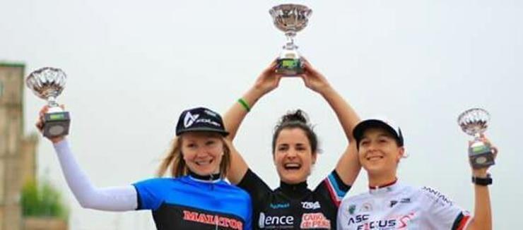 Lucía Vázquez, co trofeo no alto do podio. @Lucia_VazquezC