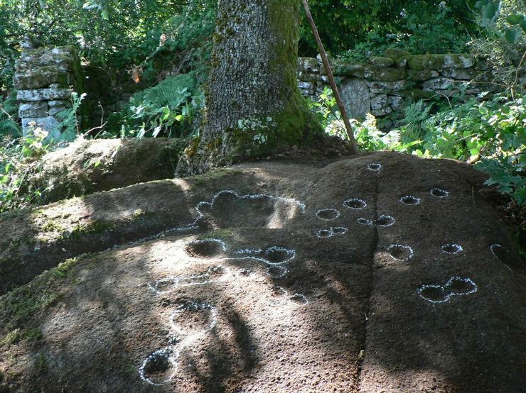 Altar rupestre con petróglifos descuberto en Muimenta, Lalín
