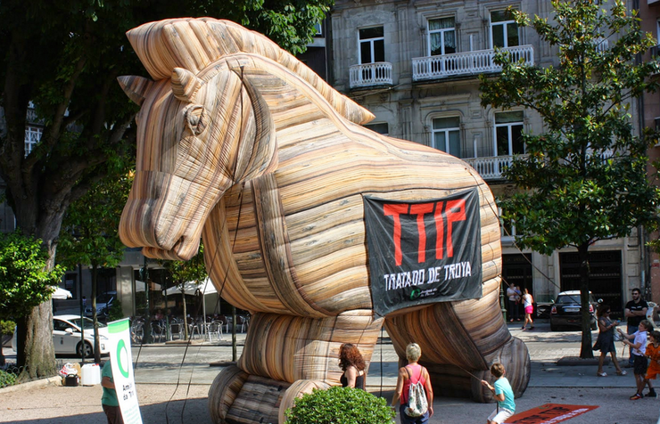 A Asociación Amigos da Terra desprega un cabalo de Troya inflábel en Vigo para protestar contra o tratado TTIP 