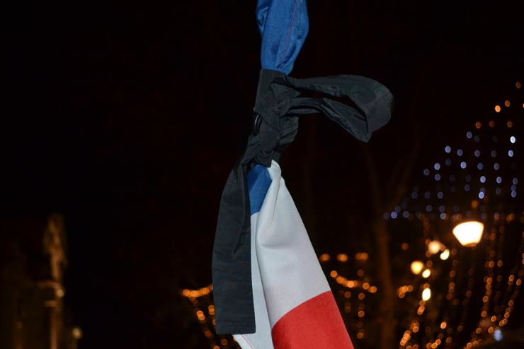 Bandeira francesa con crespón negro polos asesinatos do terrorismo islamita 