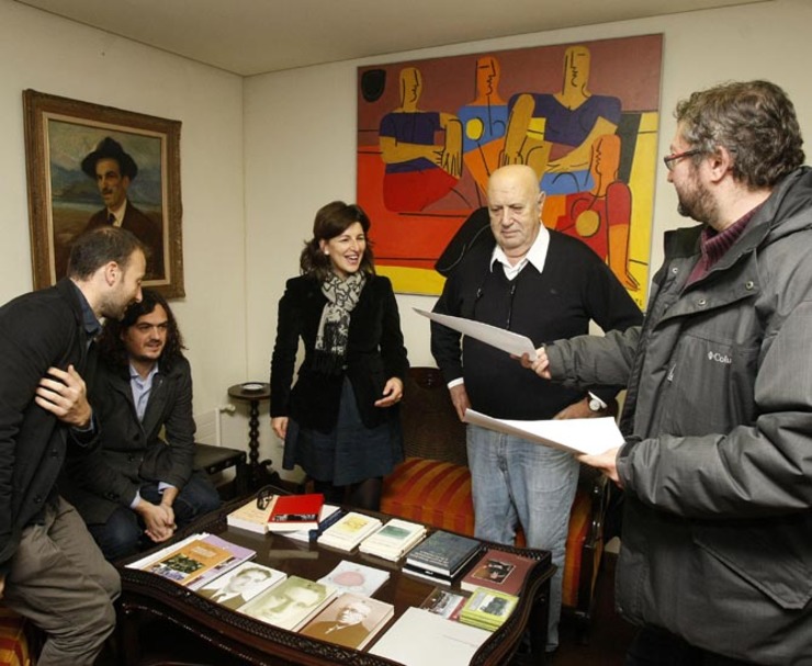 Yolanda Díaz e Méndez Ferrín na RAG, xunto con outros deputados de AGE, cando Ferrín era presidente da Academia 