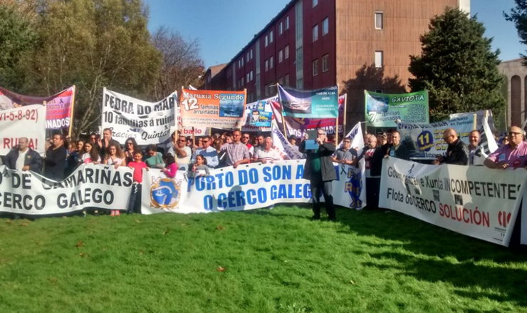 Manifestación do cerco en Santiago, diante da sede da Xunta