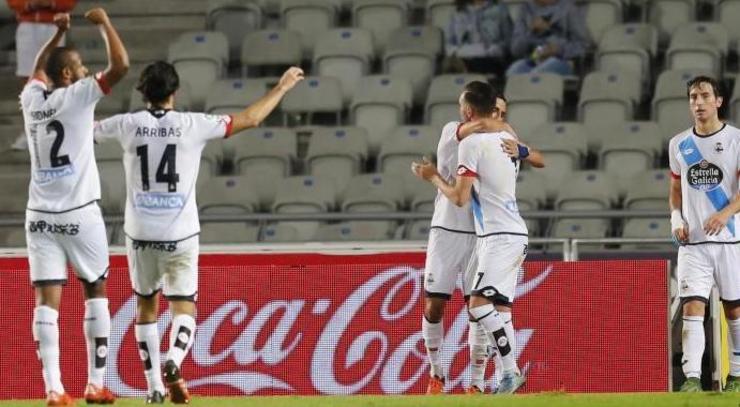 Abrazo de Lucas e Fajr para celebrar o segundo gol dos coruñeses. 