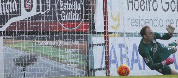 O balón pasa por debaixo de Xose Xoan no que foi o empate do Valladolid. 