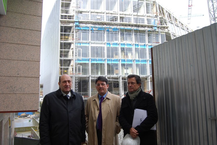O director xeral de Xustiza, Juan José Martín, e o ex delegado territorial da Xunta en Ourense, Rogelio Martínez, visitaron en 2014 no barrio do Couto as obras do novo edificio xudicial