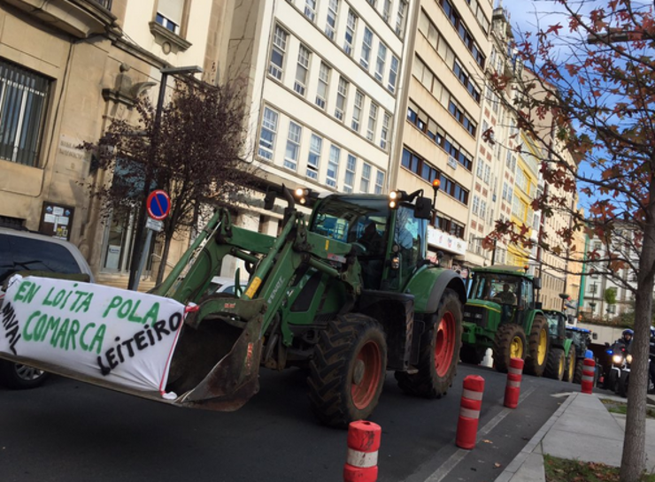 Tractores do leite na marcha do naval en Ferrol 