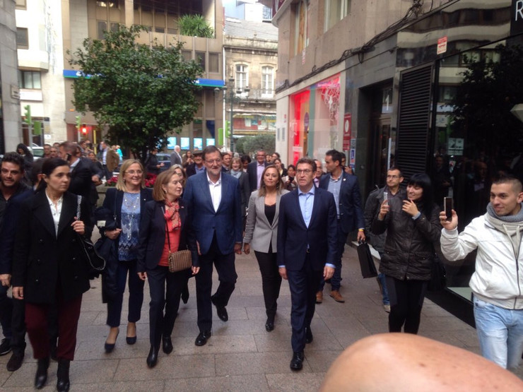 Rajoy pasea por Pontevedra antes de que un mozo lle dera unha labazada na cara / @anapastorjulian