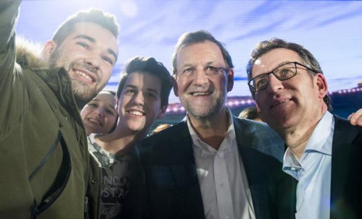 Rajoy e Feijóo fan un selfie nun mitin na Coruña, horas despois de ser golpeado en Pontevedra 