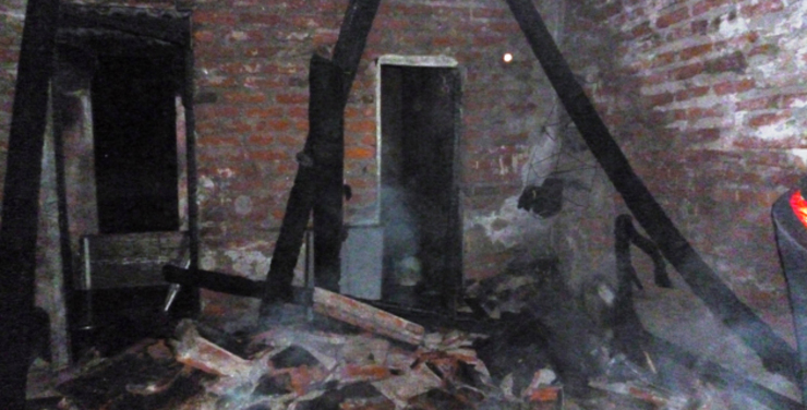 Interior dunha casa queimada 