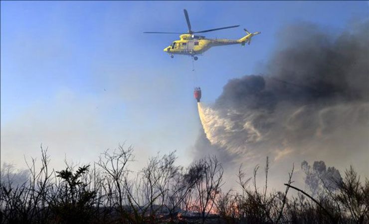 Un helicóptero traballa nun lume en Galicia / que.es