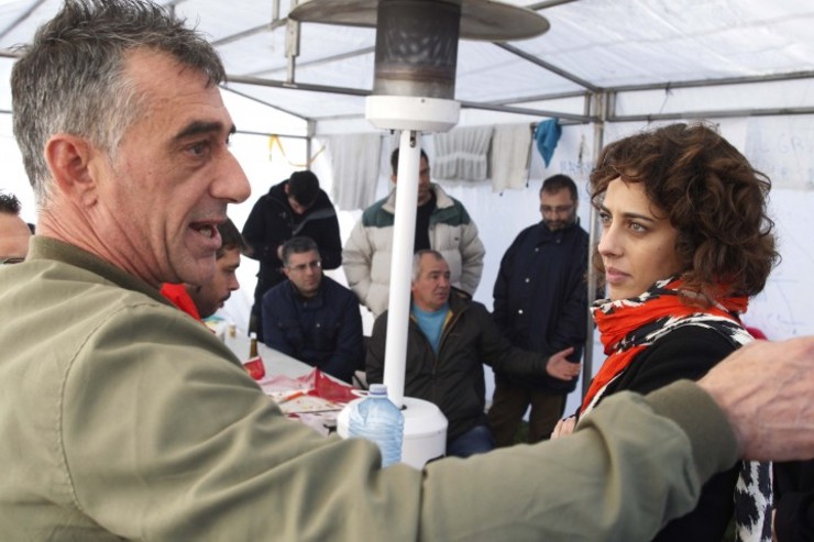 Alexandra Fernández na visita ao campamento do cerco