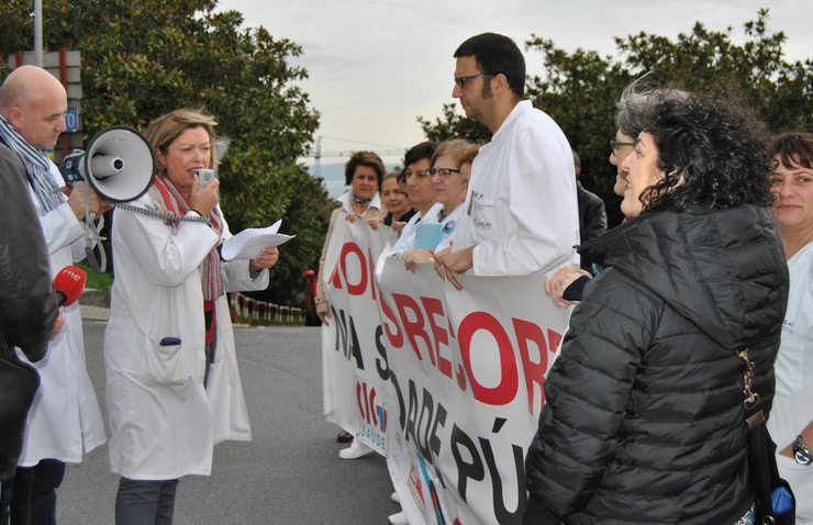 Protesta dos traballadores sanitarios pedindo máis medios e persoal no hospital do SERGAS na Coruña, o CHUAC 