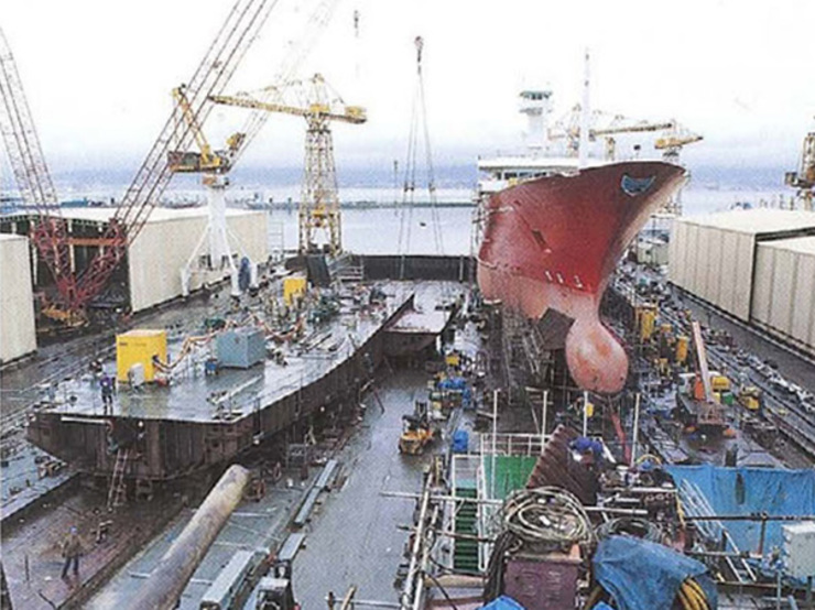 Traballos nun barco nos estaleiros Barreras de Vigo.