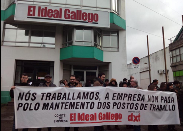 Os traballadores de El Ideal e DxT protestan diante dos xornais durante unha xornada de folga 