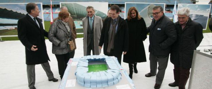 O alcalde, con Carmela Silva, e o consello de administración coa maqueta do futuro estadio. 