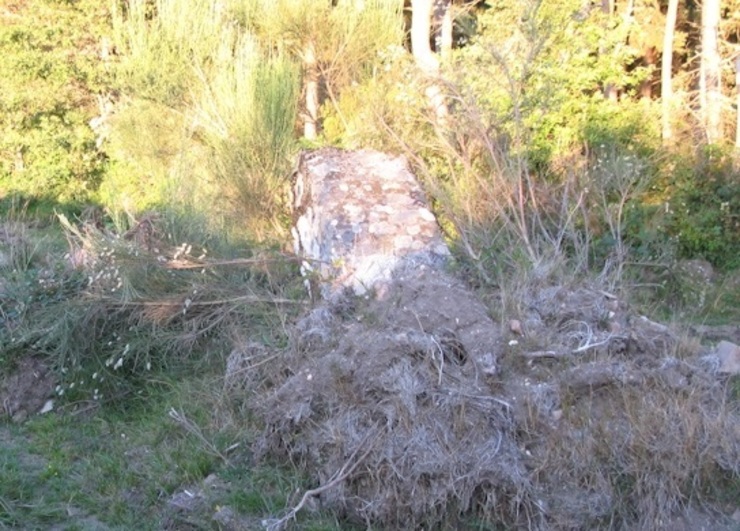 Pedrafita das catro cruces, en Bande, danado pola Consellería do Medio Rural, e xa reparado.