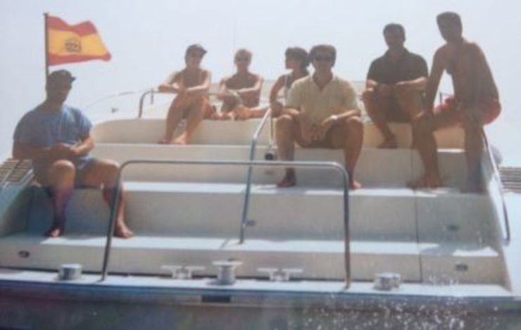Nova fotografía de Feijóo con Marcial Dorado no Oratus, un barco que, segundo Aduanas, serviu para traficar droga / El Pais